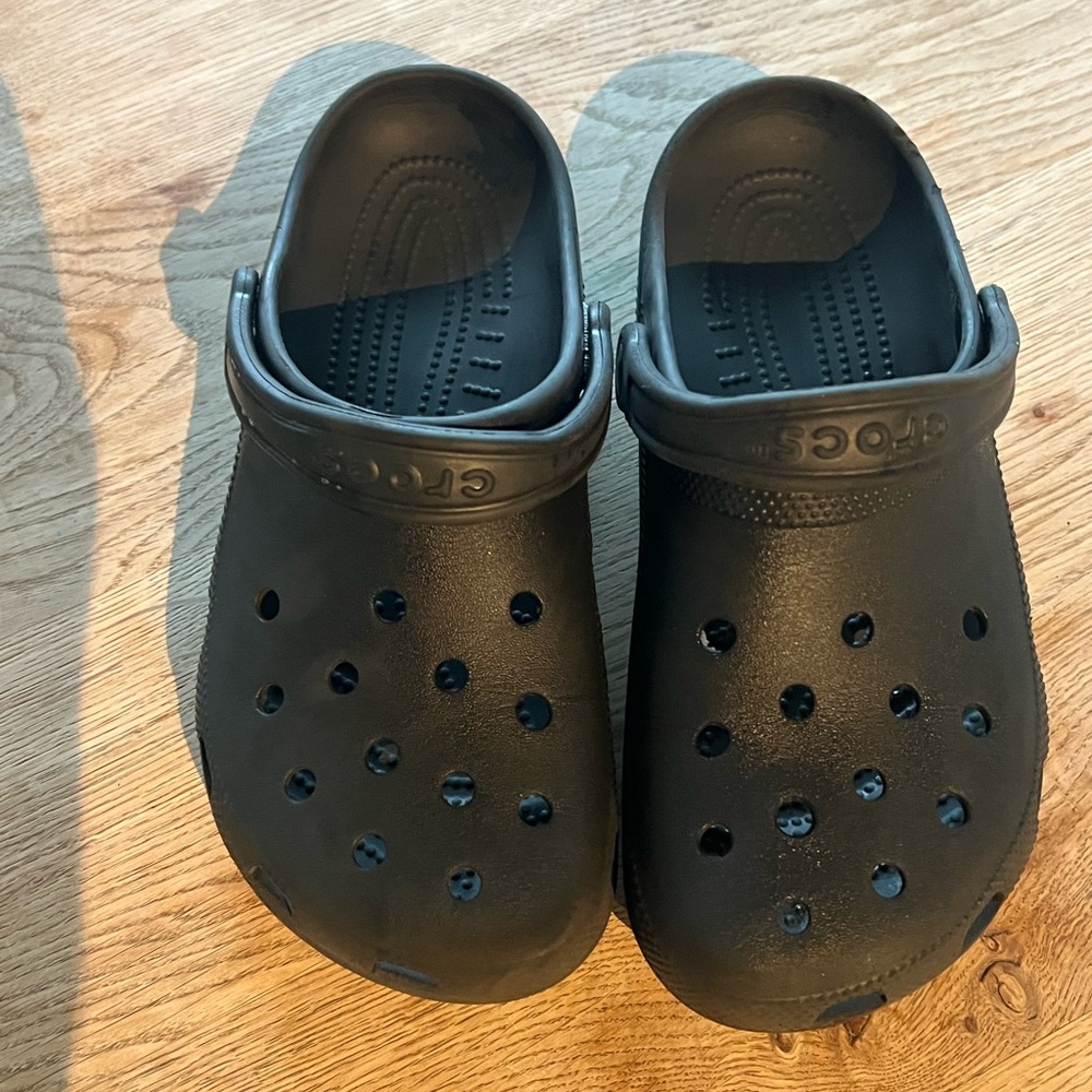 Black Crocs Size 7